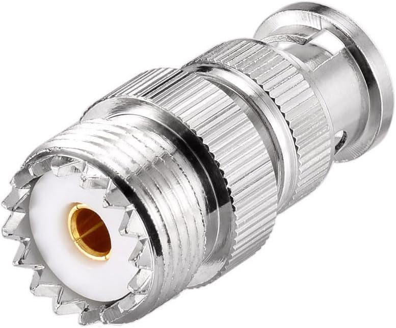 Detailansicht des PL259 (UHF) Steckers und des mitgelieferten BNC-Adapters für den Anschluss an mobile und handgehaltene Funkgeräte
