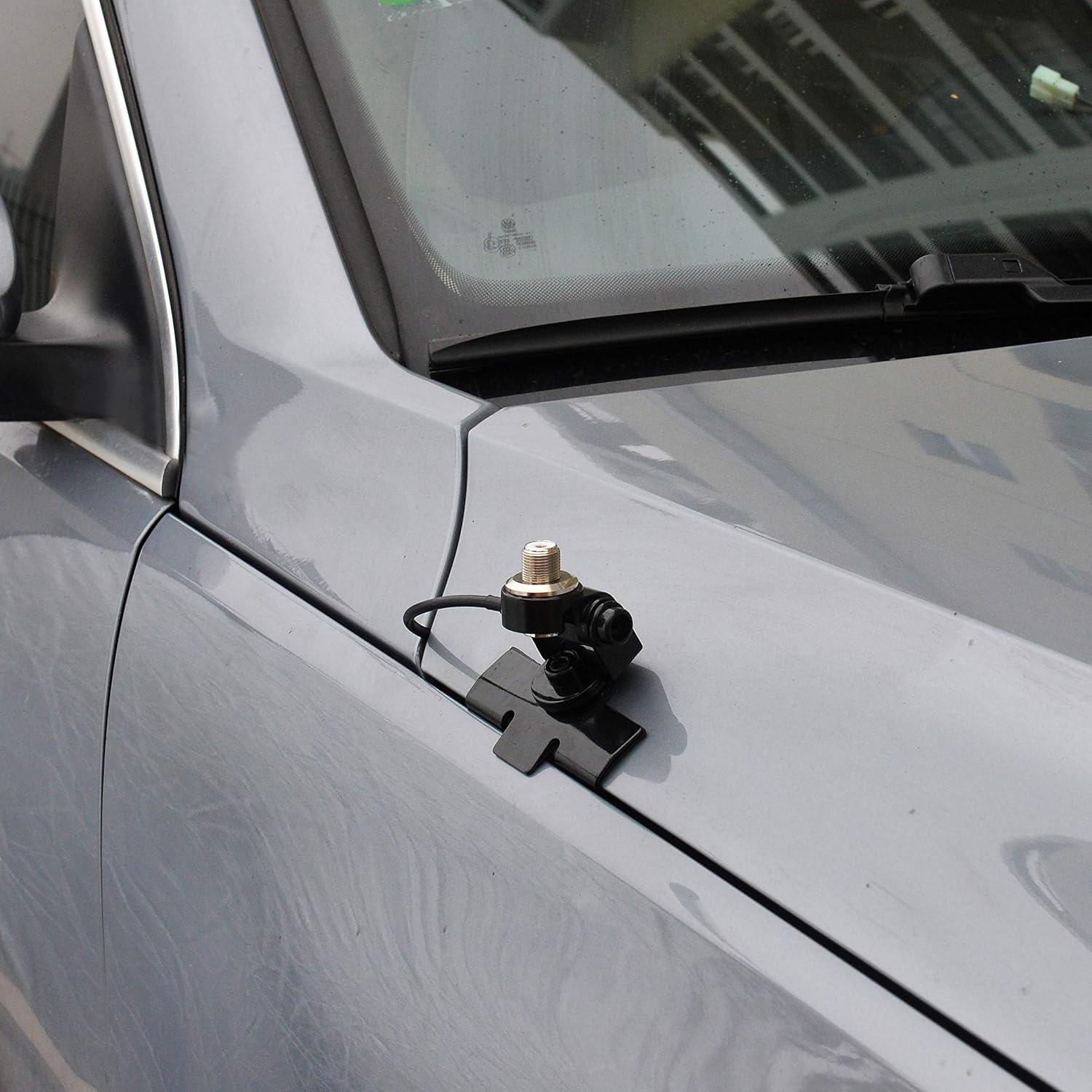 Step-by-step guide showing the no-drill installation on a car trunk edge using the hexagonal wrench and tightening screws