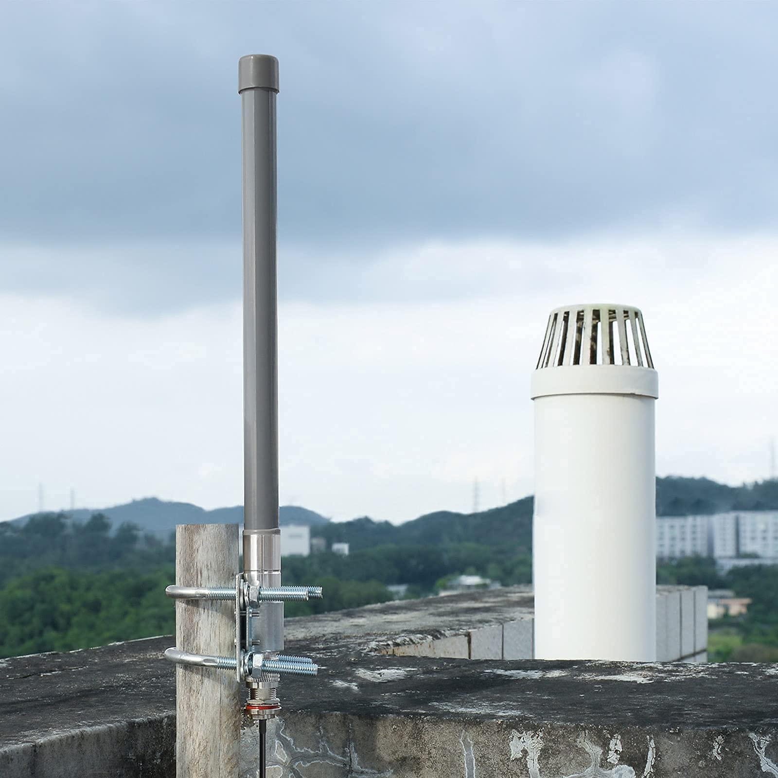 Diagram showing the antenna mounted on a pole with the 10-meter extension cable connected