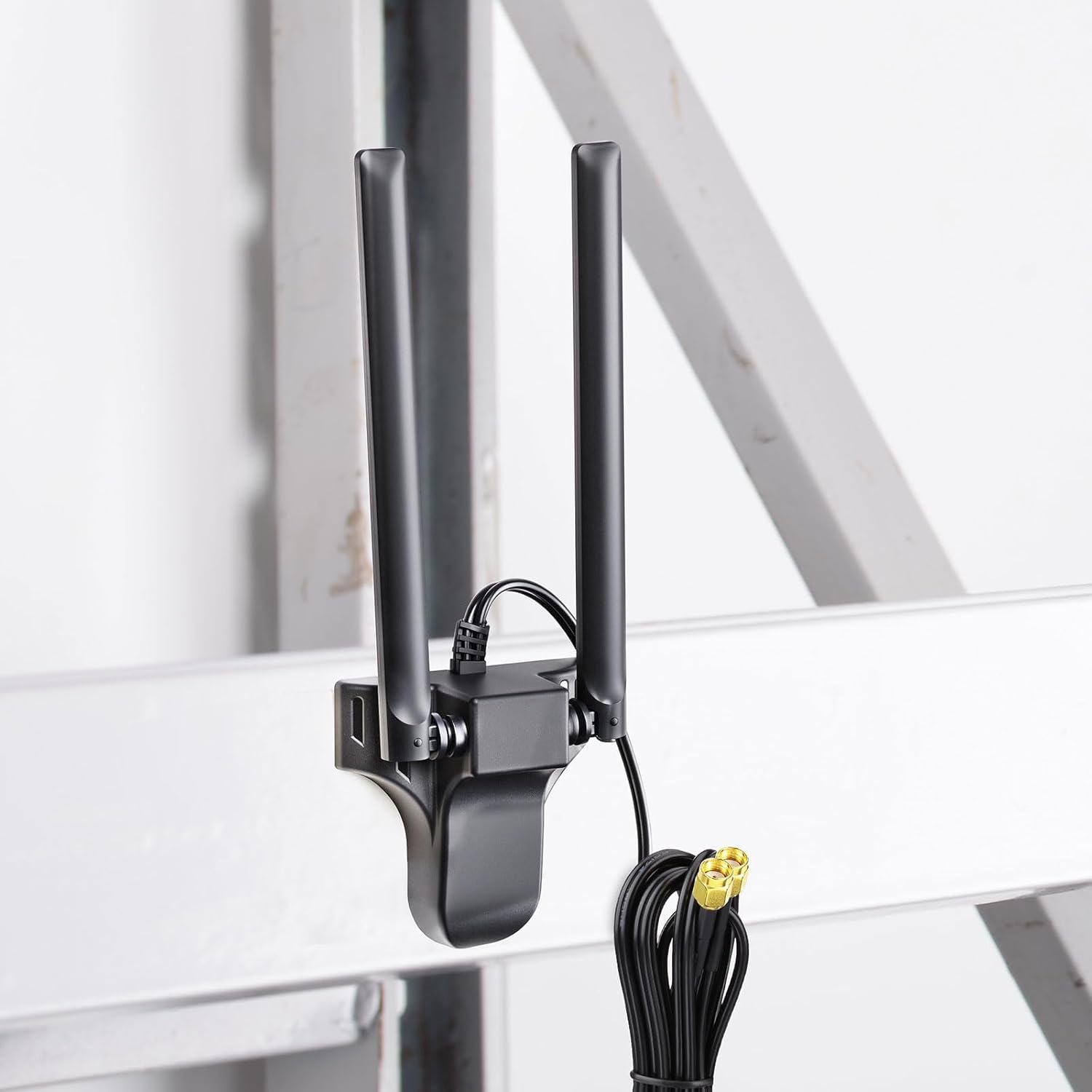 Connecting the Bingfu magnetic base antenna to the RP-SMA ports of a desktop wireless PCIE network card