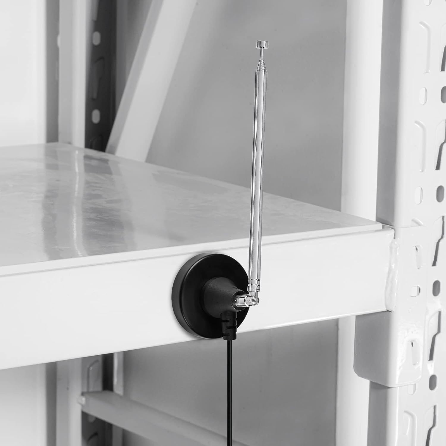 Demonstration des starken Magnetfußes auf einer Metalloberfläche zur Stabilisierung des Funksignals und Ground-Plane-Effekt