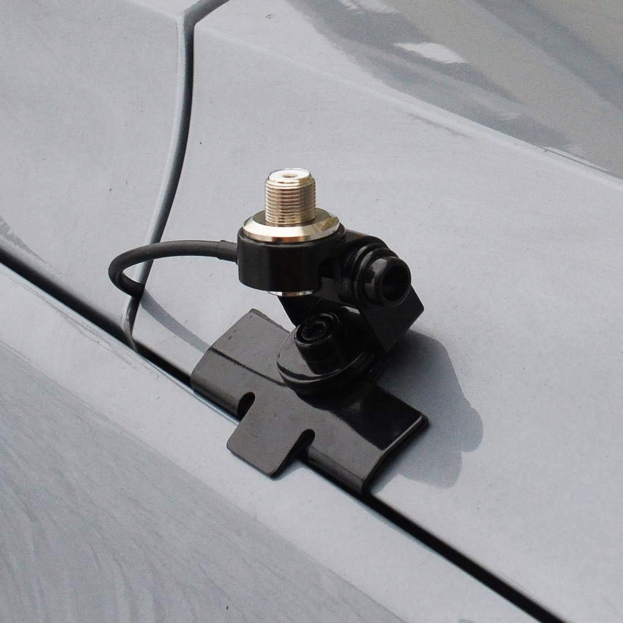 Step-by-step guide showing the no-drill installation on a car trunk edge using the hexagonal wrench and tightening screws