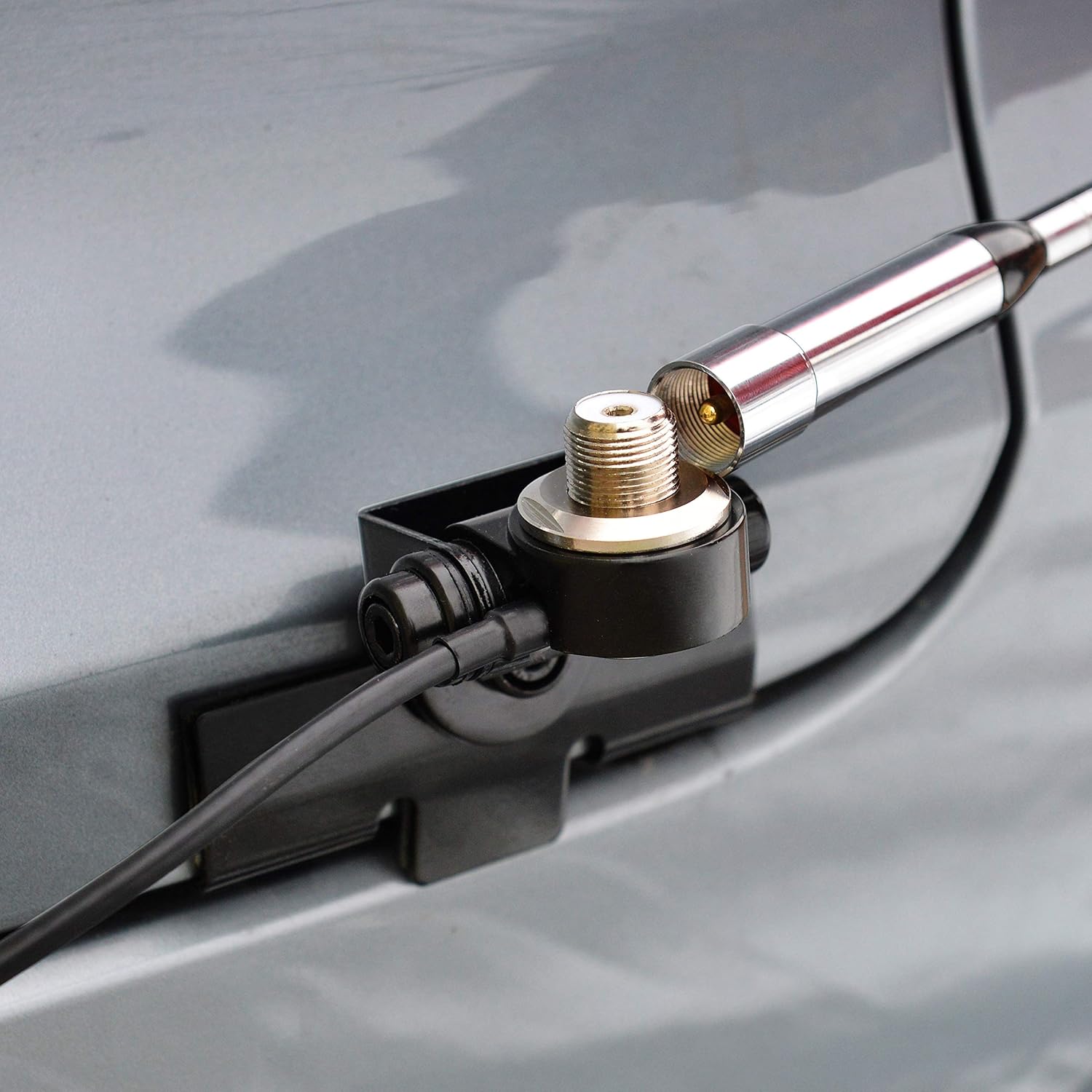 Step-by-step guide showing the no-drill installation on a car trunk edge using the hexagonal wrench and tightening screws