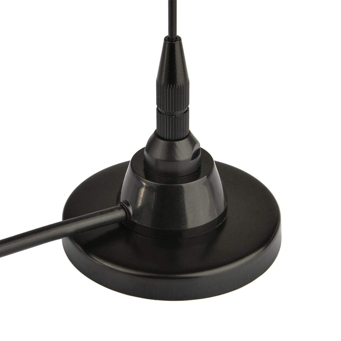Showing the Bingfu magnetic antenna mounted on a car roof, providing a stable ground plane for enhanced signal transmission